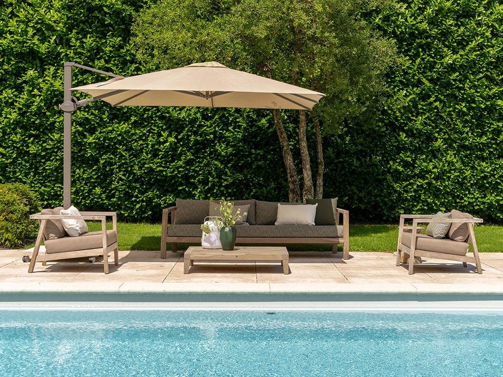 loungeset bij zwembad