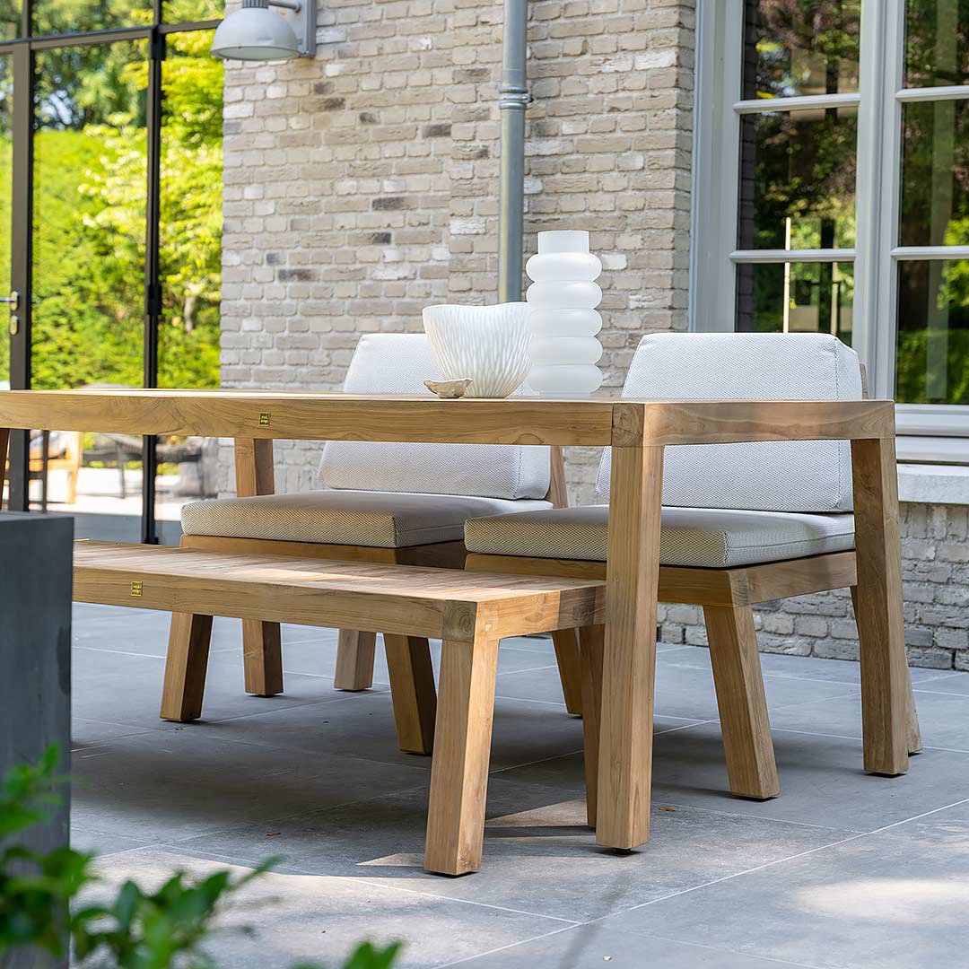 eetbank buiten met tafel