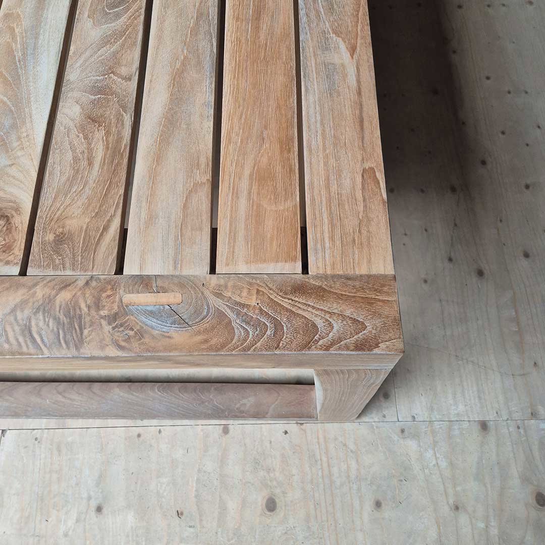 vergrijsde-tuintafel-tweedekans