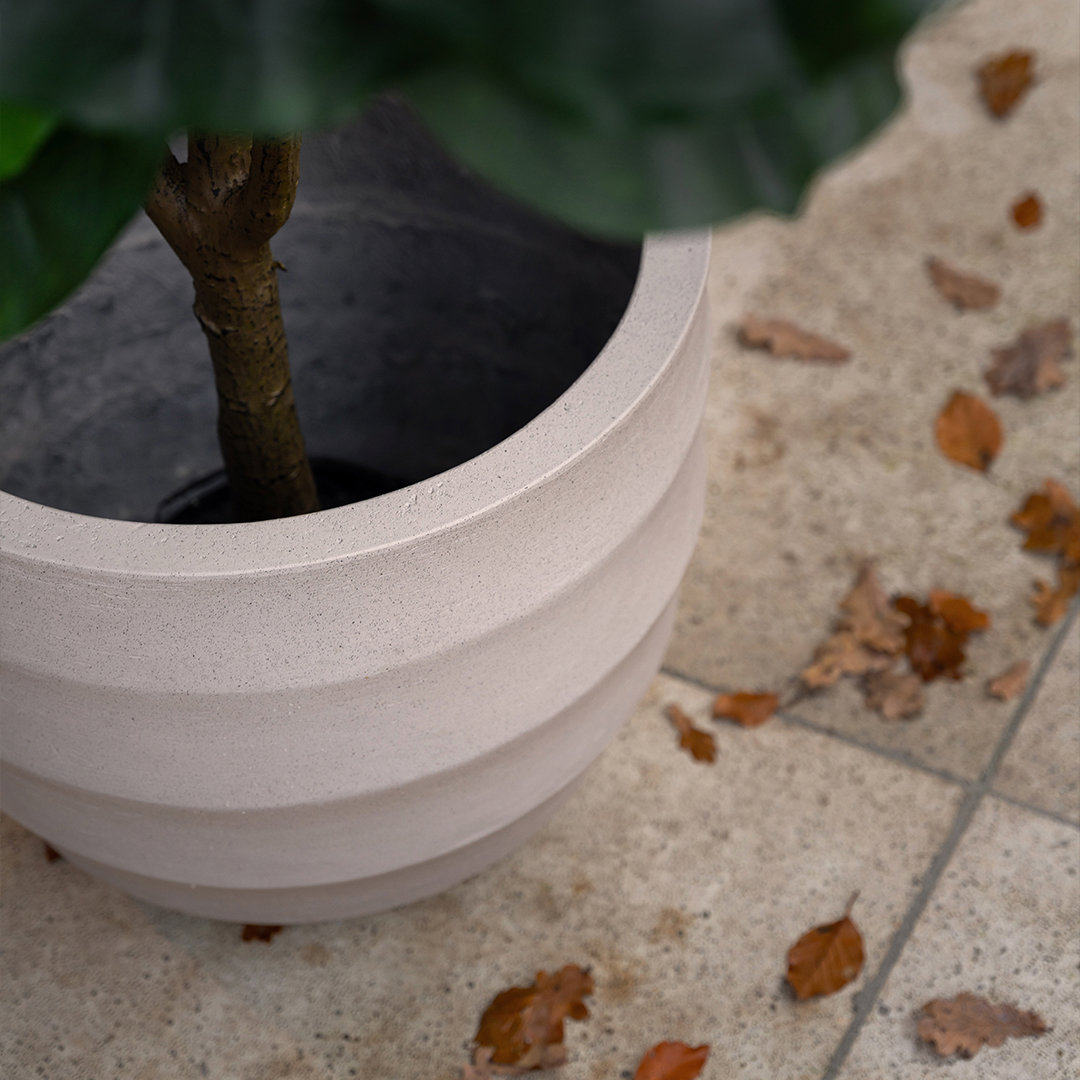 beige bloempot buiten