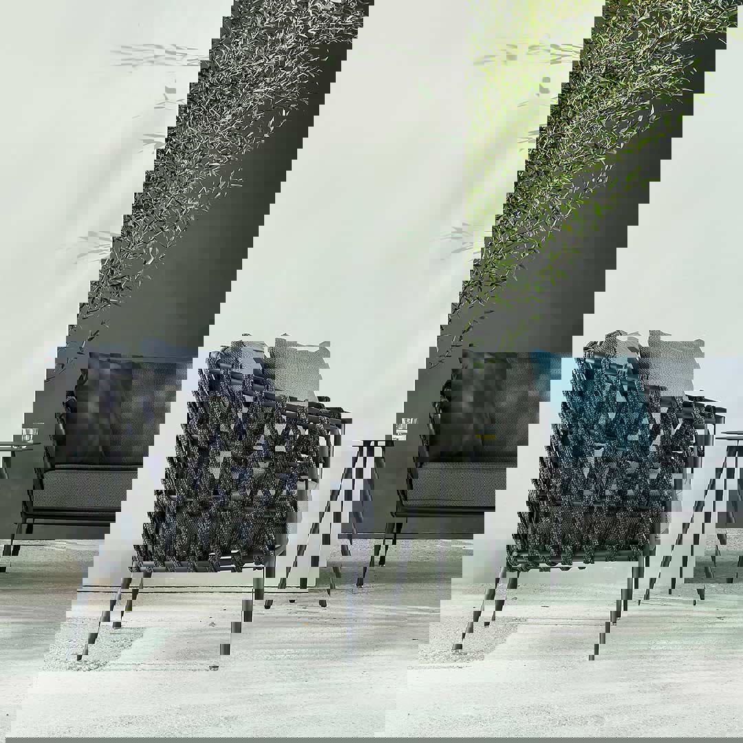 ronde bijzettafel buiten met bijpassend loungeset