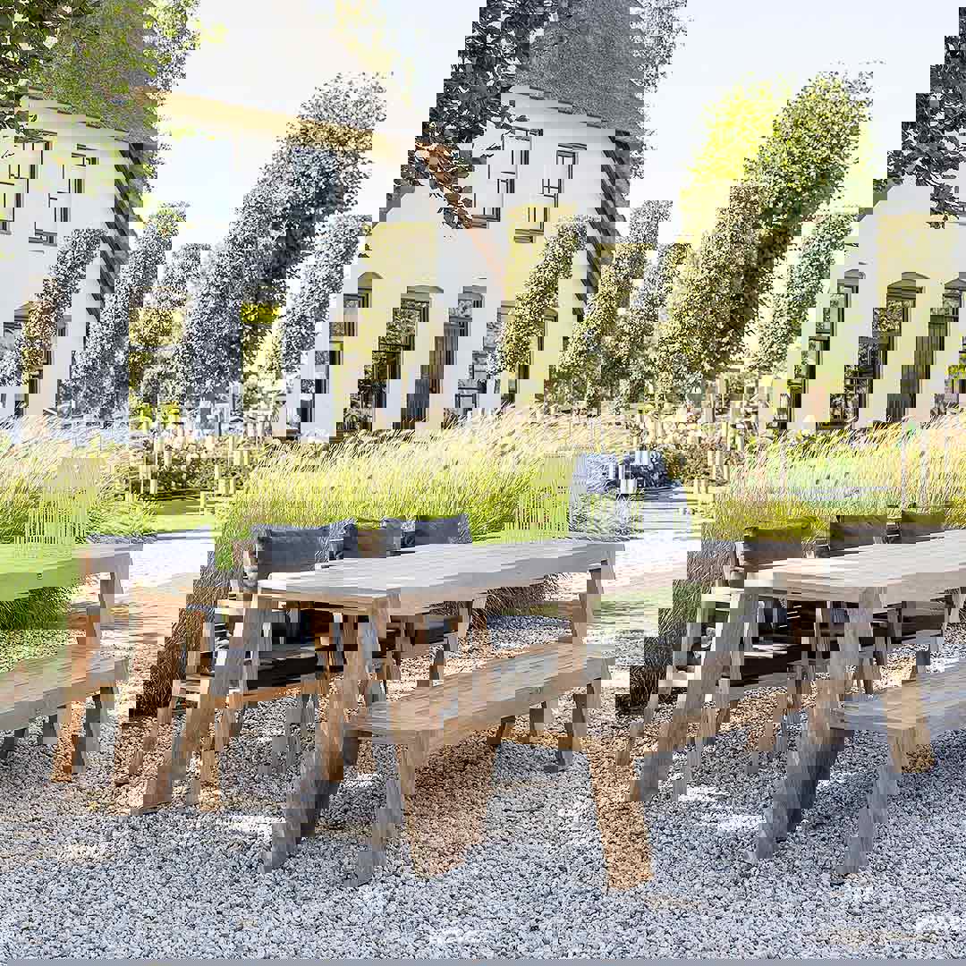 moderne tuintafel met stoelen en bank