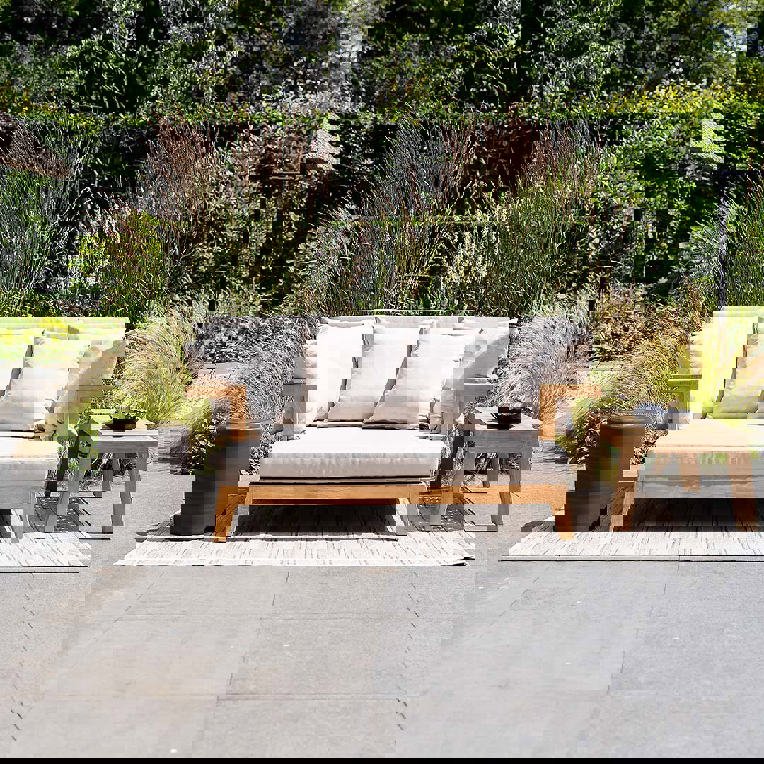 loungebed met houten bijzettafel