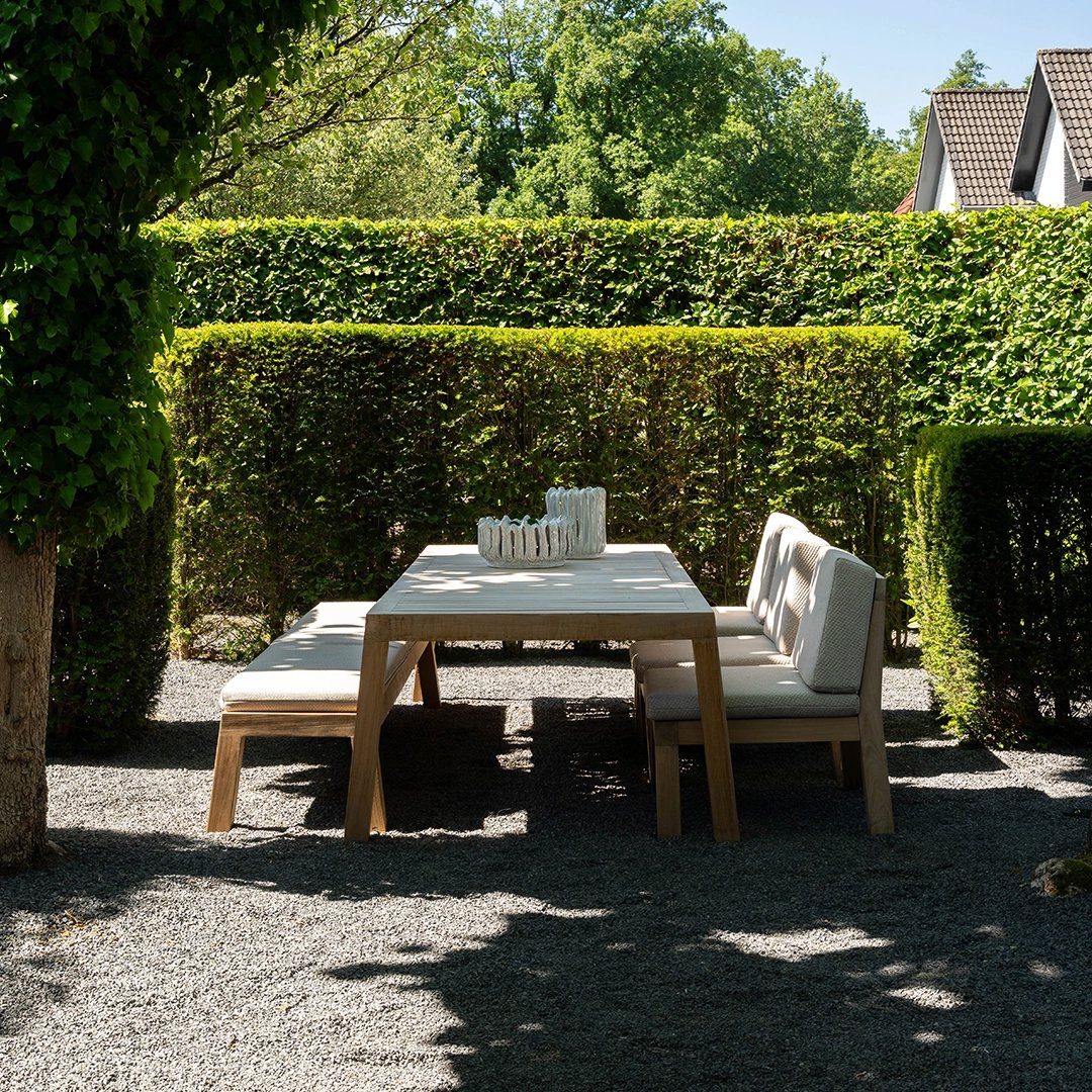 luxe eetbank buiten bij tafel