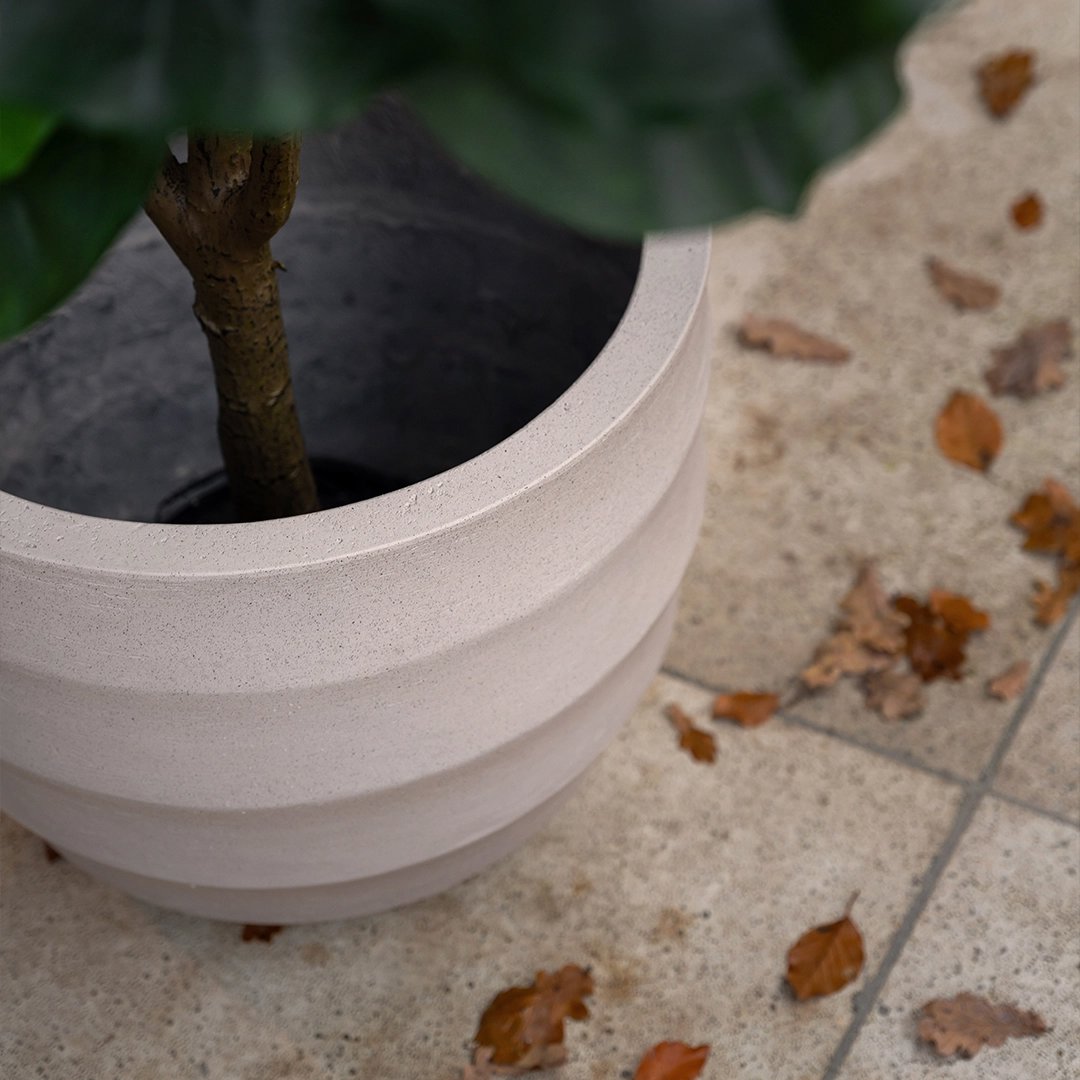 beige bloempot buiten