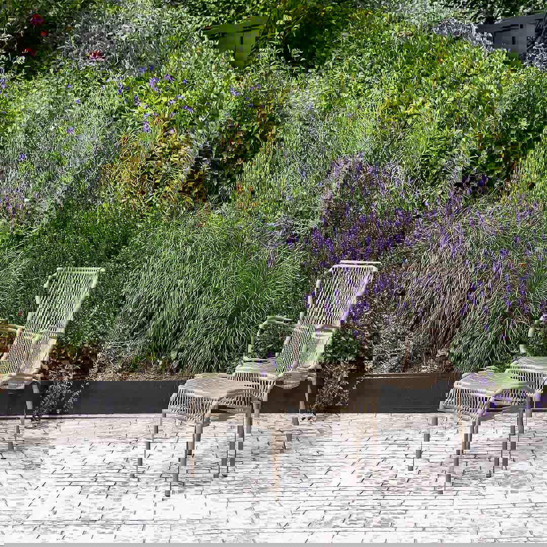 loungestoel met voetenbank buiten