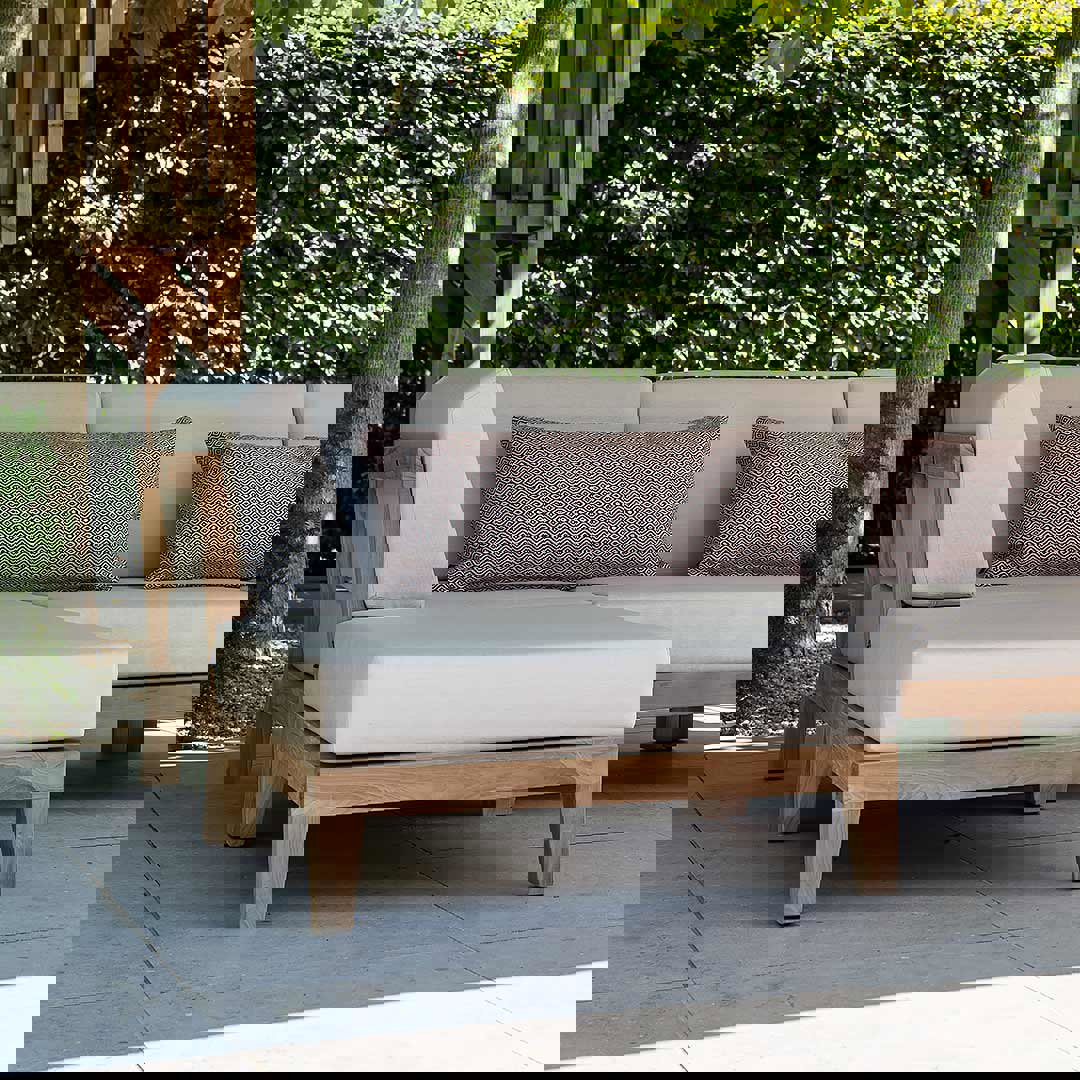 loungebank met hocker buiten