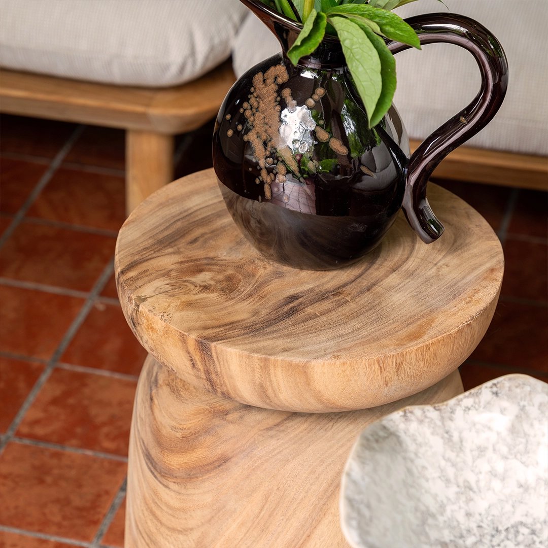 houten bijzettafeltje buiten