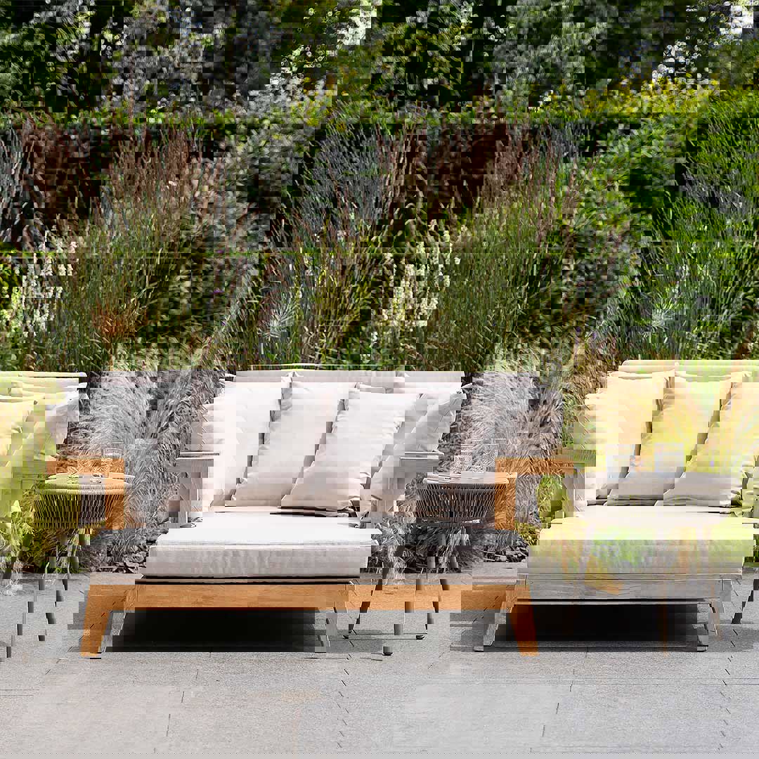 daybed met ronde bijzettafel tuin