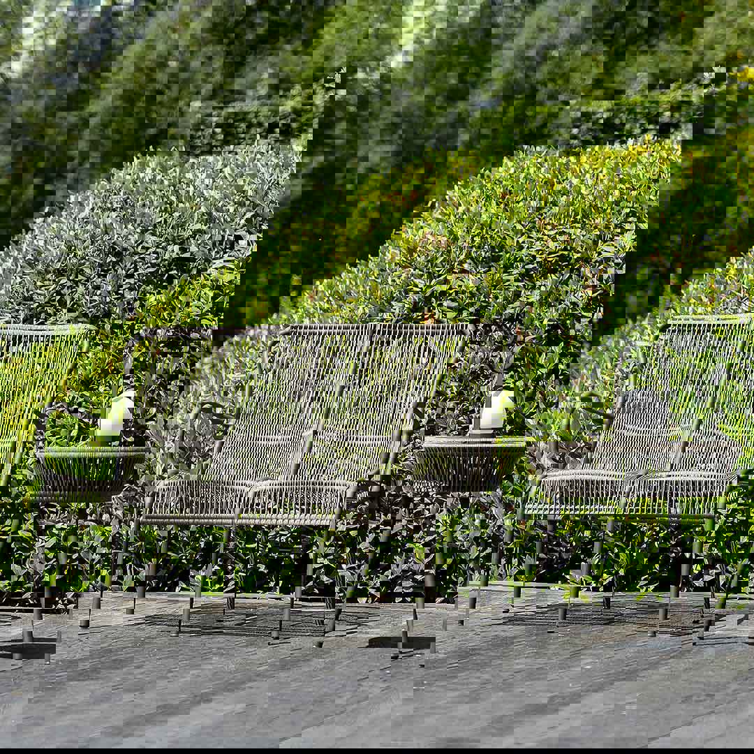 tweezitsbank tuin met bijzettafel