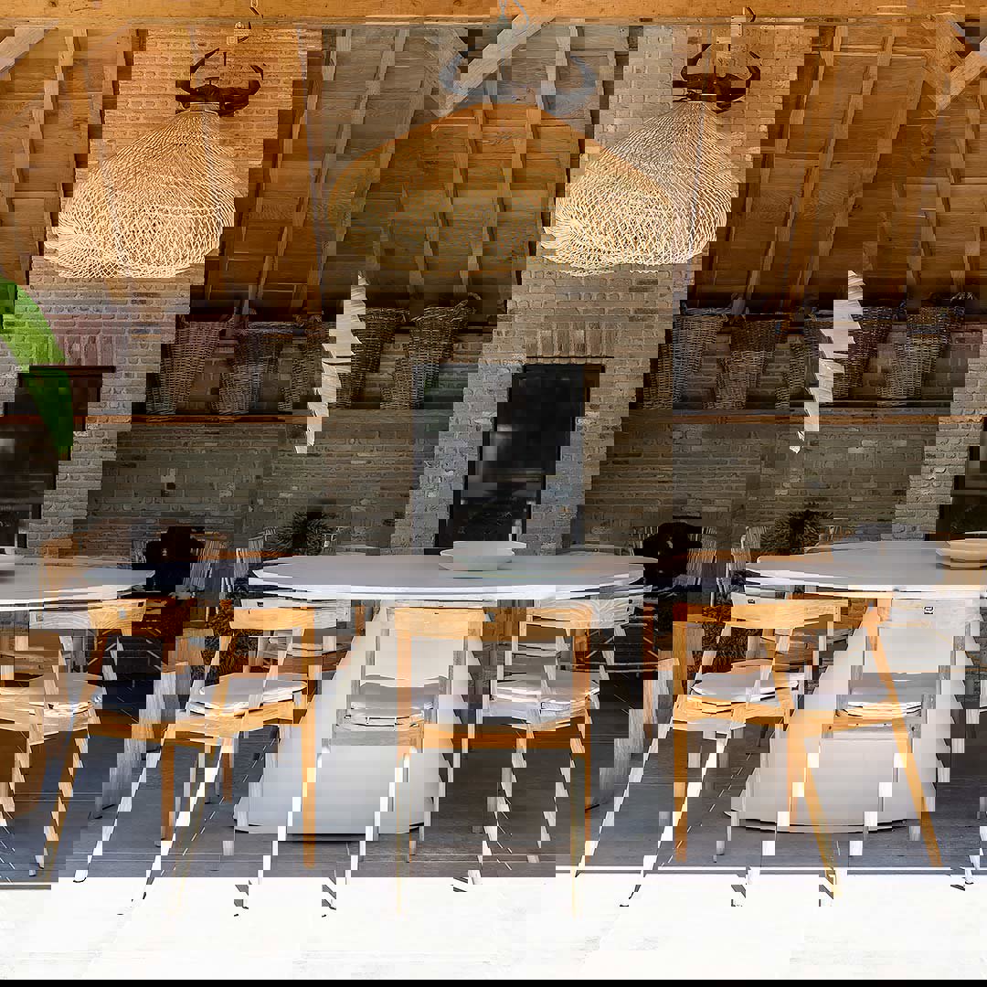 rotan hanglamp boven tafel