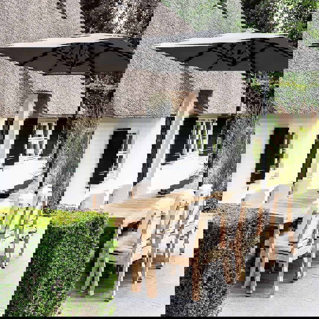 zweefparasol met voet op wielen