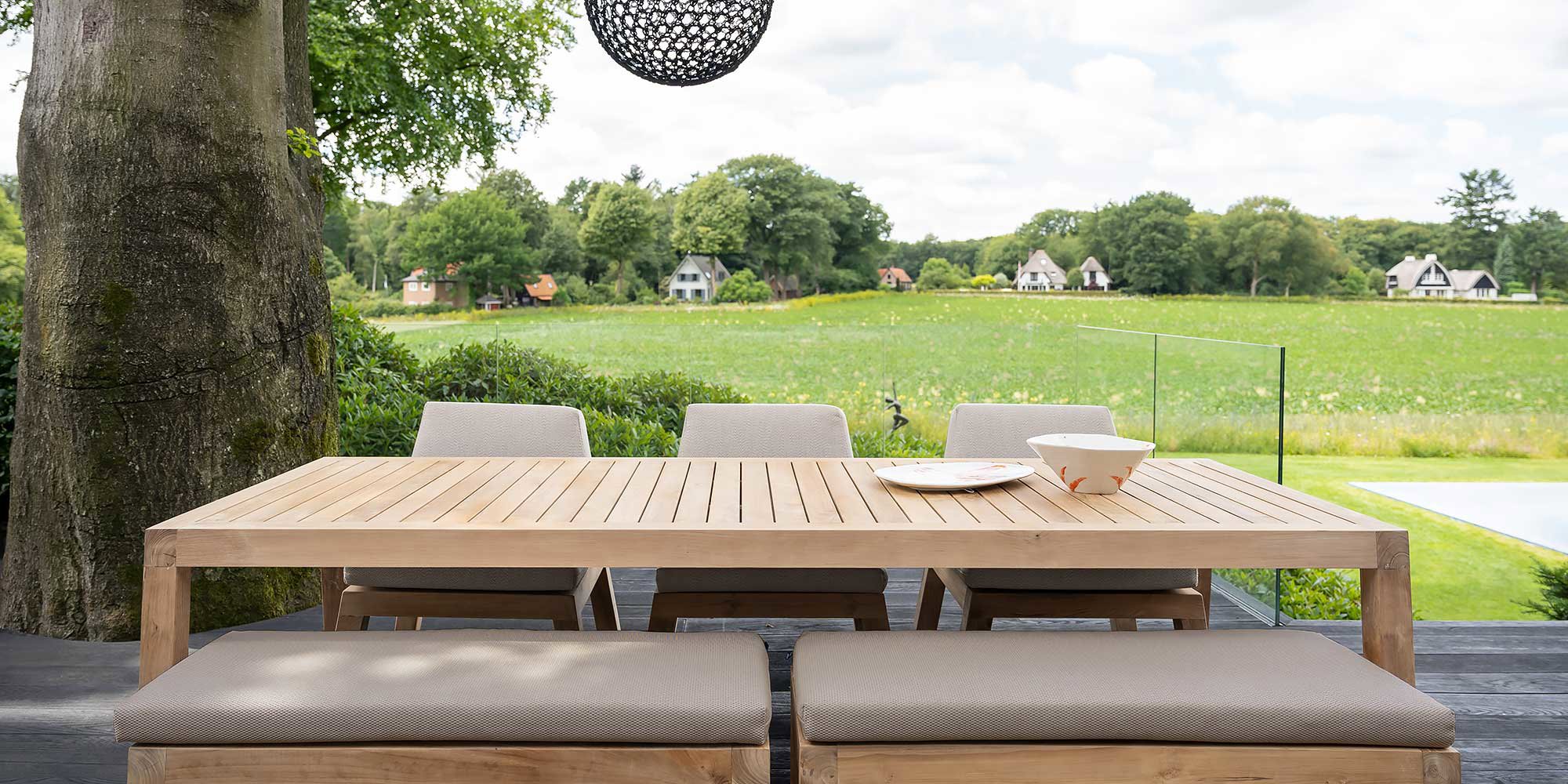 low dining tunset met bank en stoelen