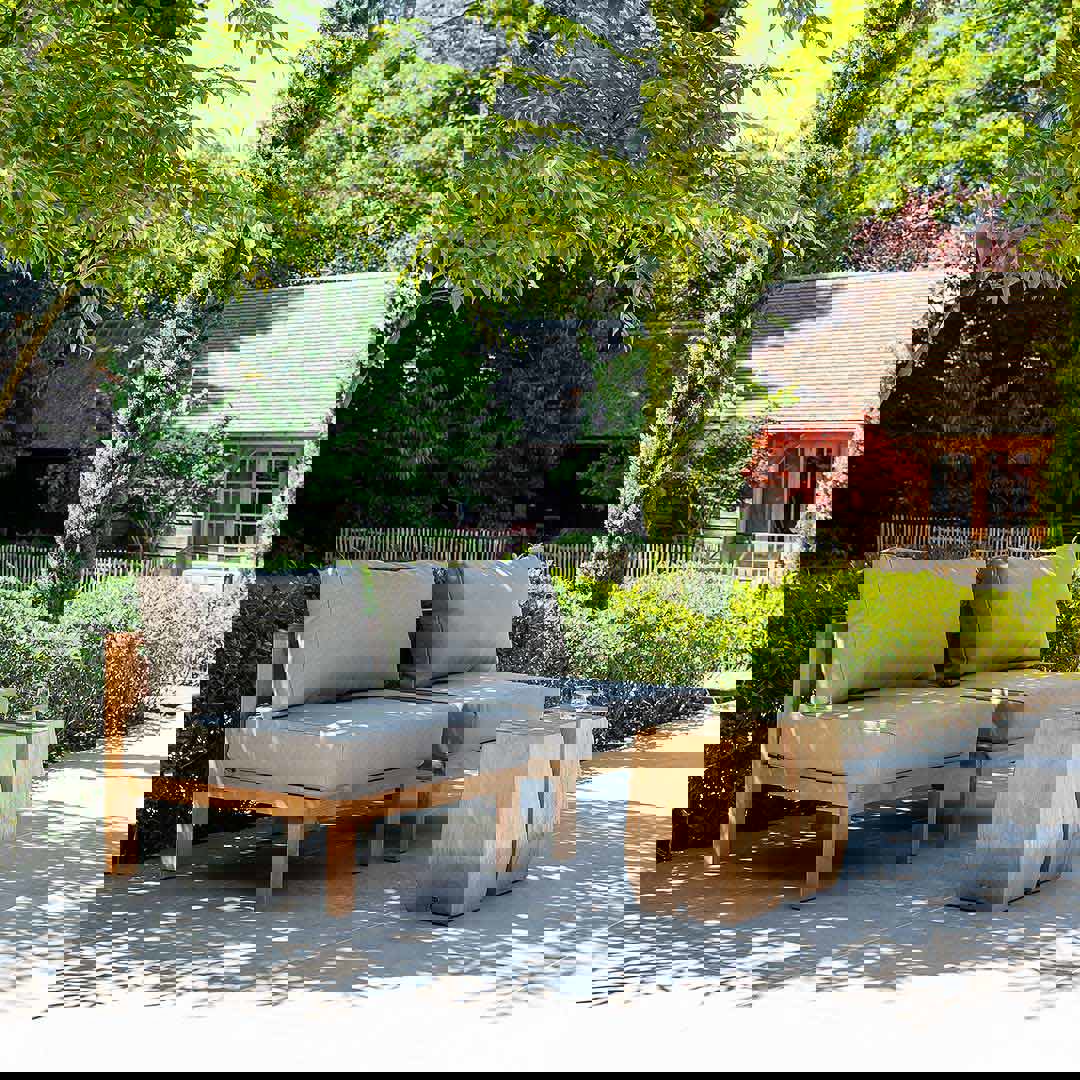 houten tafeltjes buiten