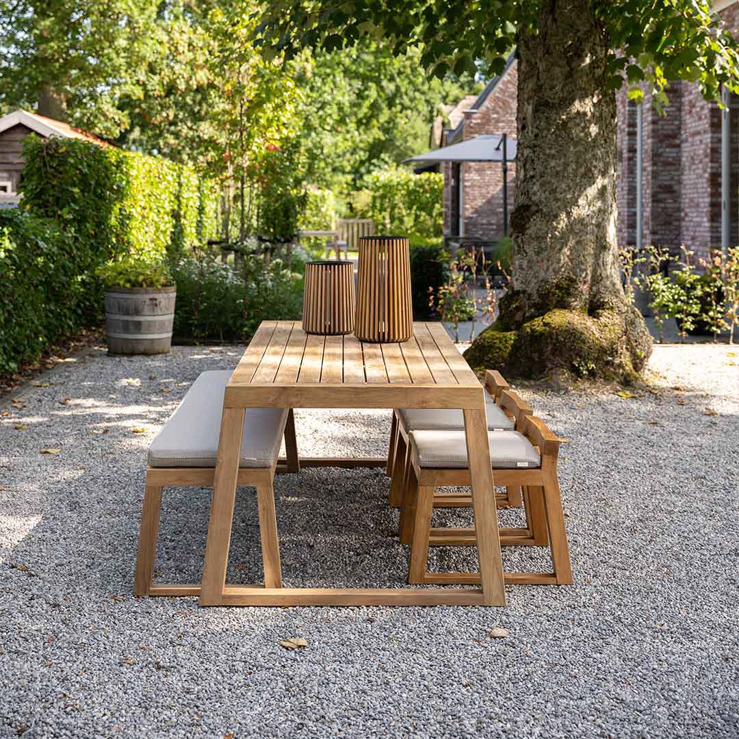 hout tuintafel met stoelen en bank