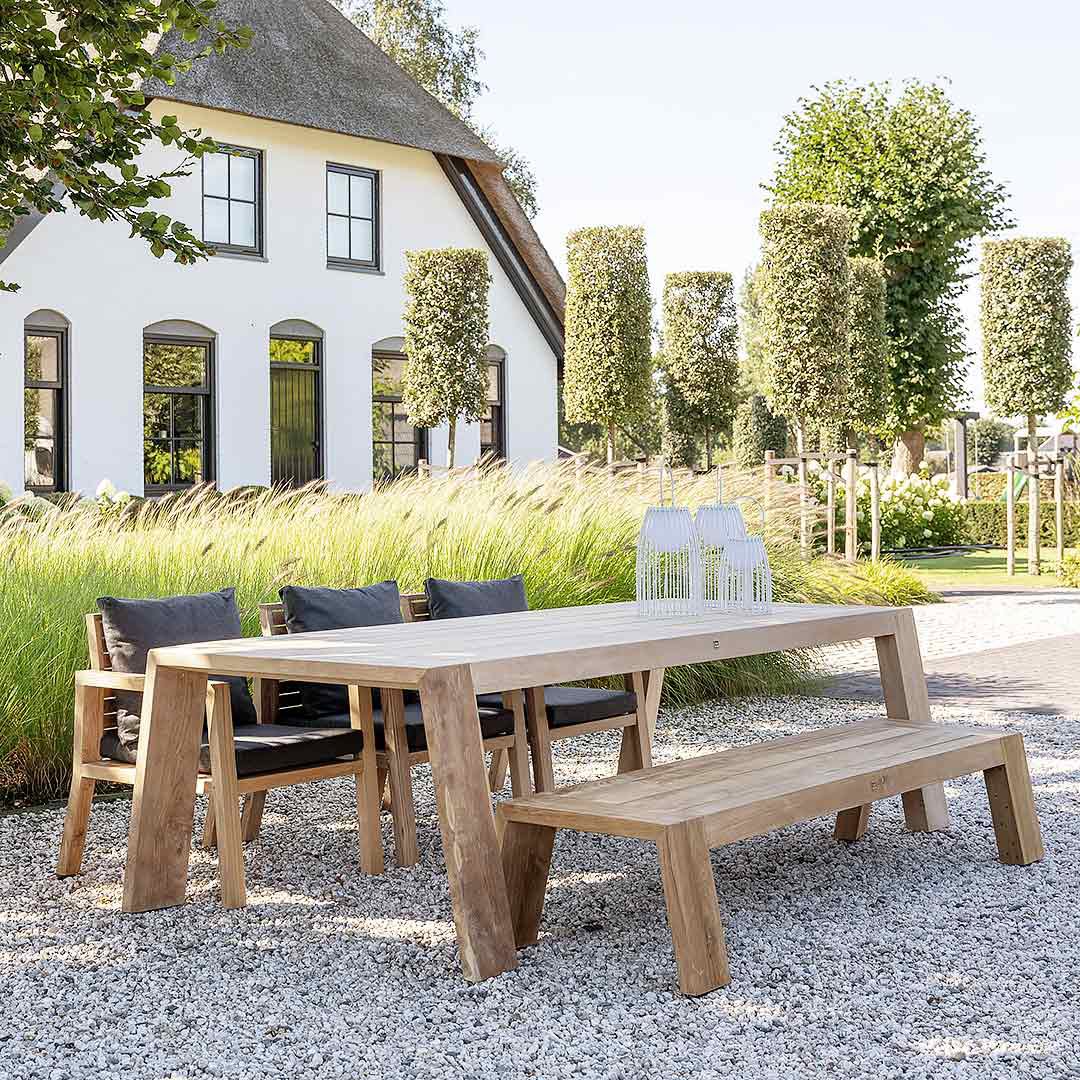 moderne tuintafel met stoelen en bank