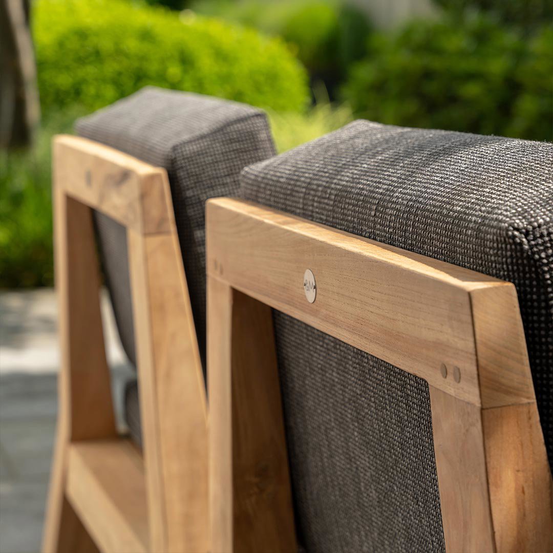 tuinstoelen bij houten tafel