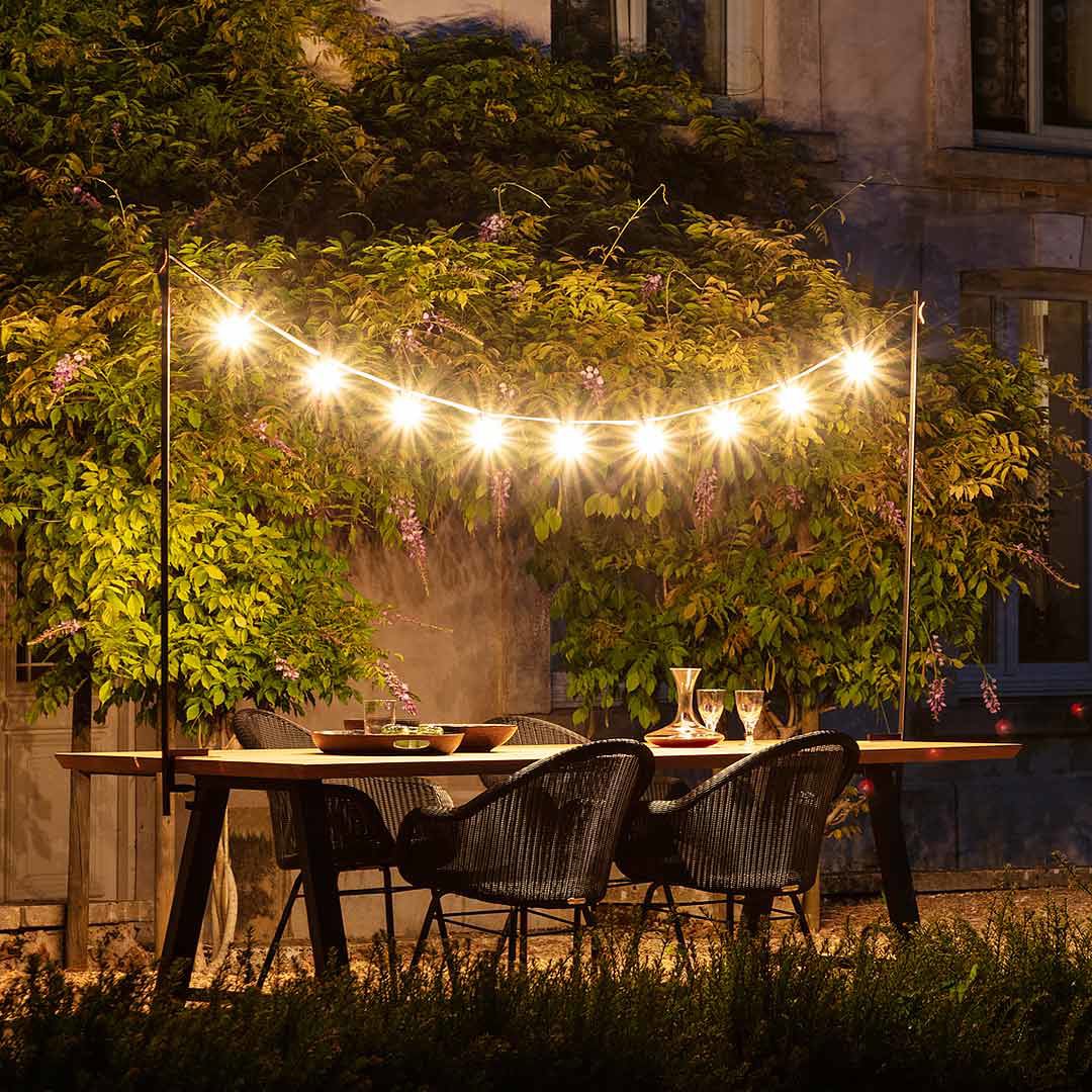 sfeervolle-tuintafel-met-stoelen