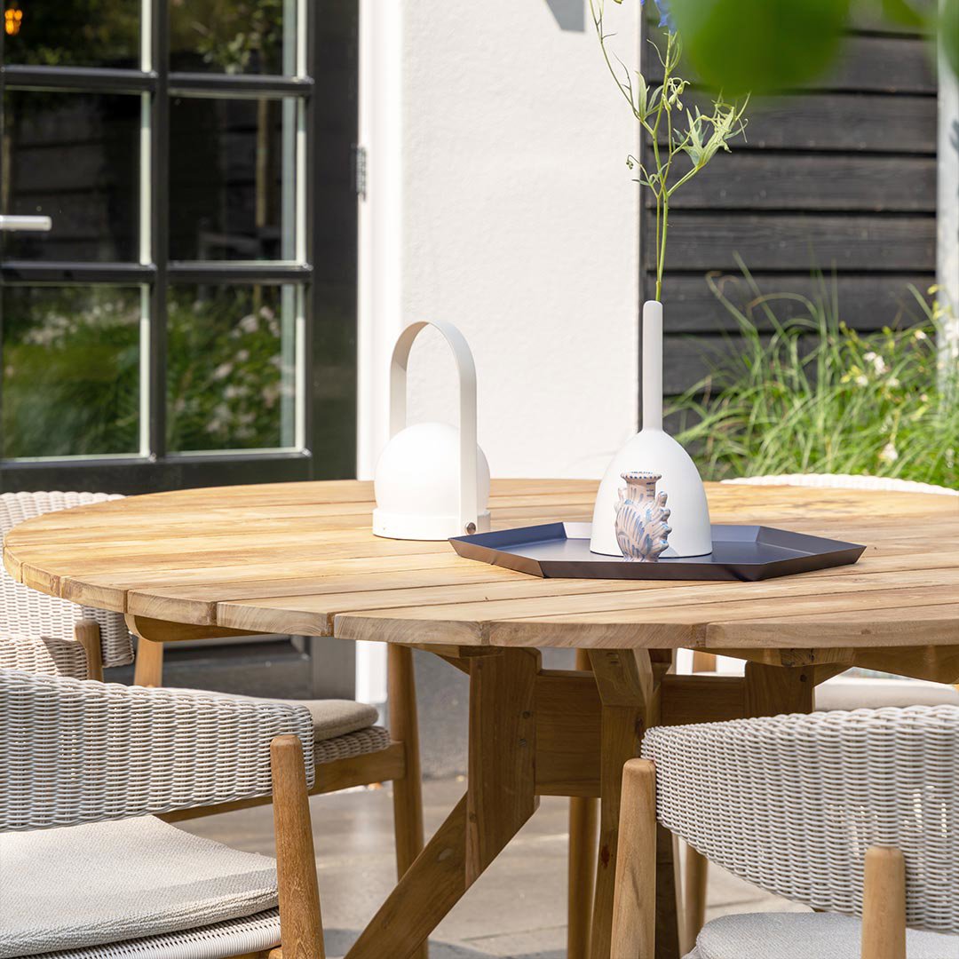 houten tuintafel met stoelen