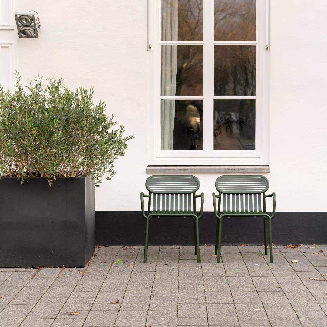 stapel tuinstoelen groen