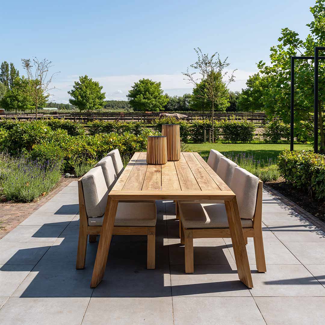 moderne tuintafel met stoelen en bank